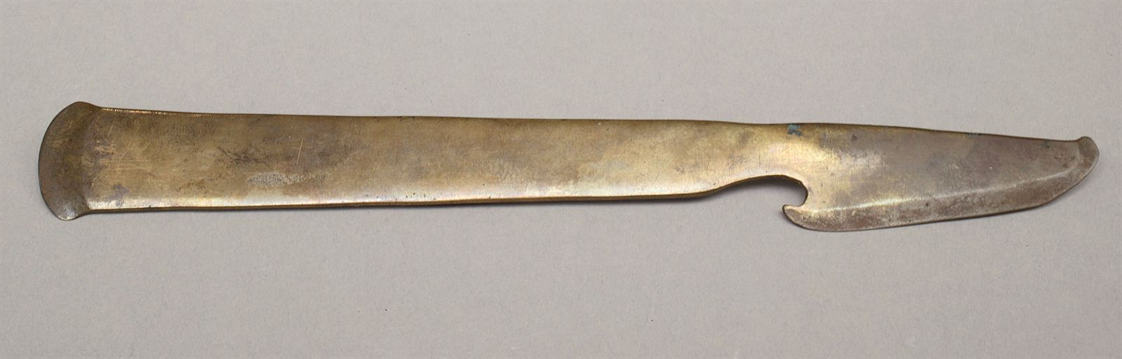 Navaja de bronce del antiguo Egipto, larga y plana con la punta curva