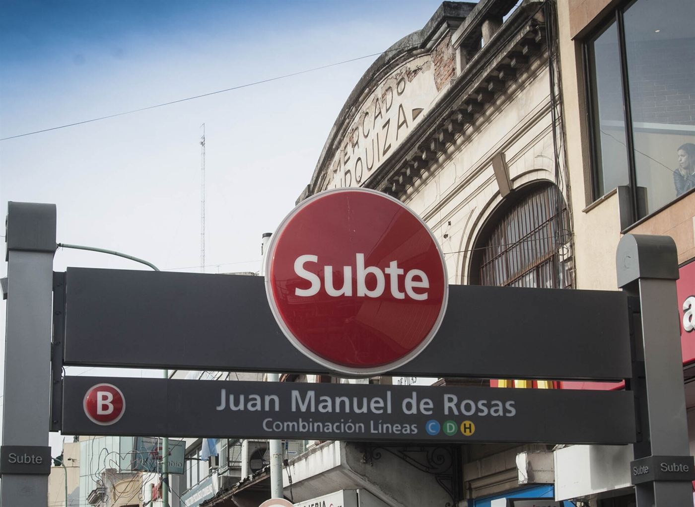 Cartel redondo del subte en la entrada de la estación Juan Manuel de Rosas, Línea B