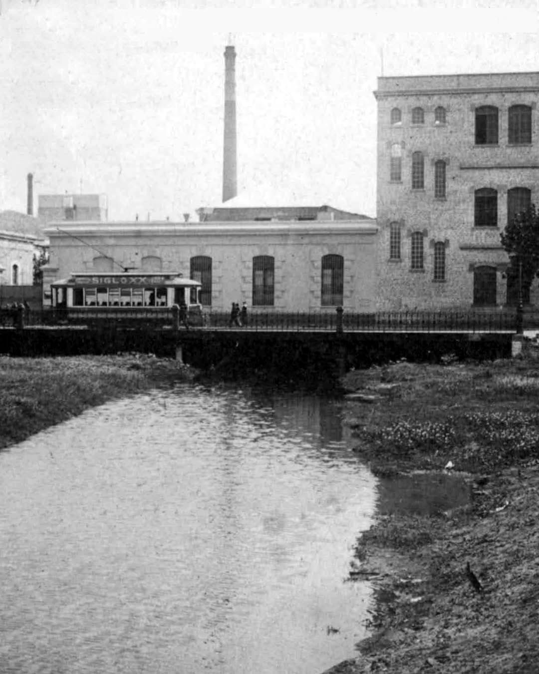 Foto de 1920: un tranvía cruza el puente de Av. Triunvirato sobre el arroyo Maldonado
