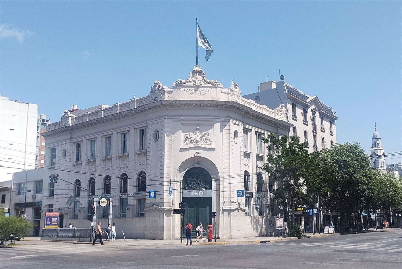 El edificio blanco del Banco Nación en la esquina de Av. Triunvirato y Monroe, en Villa Urquiza